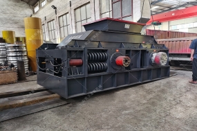 大型半自動液壓對輥破碎機(jī)設(shè)備發(fā)往吉林