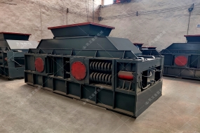 大型對(duì)輥制砂機(jī)發(fā)往陜西商洛