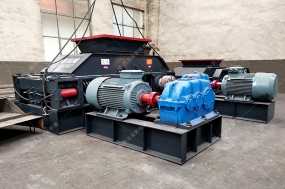 中型直連式對輥制砂機(jī)發(fā)貨 發(fā)往重慶