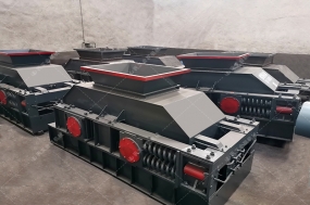 2PG1200x800型半自動液壓對輥制砂機(jī)發(fā)往四川