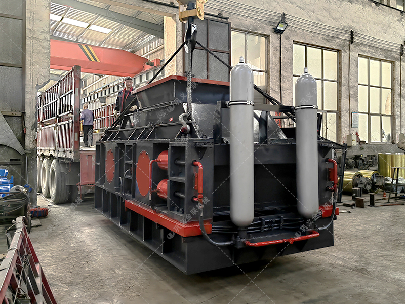 1500*1000全液壓對輥制砂機(jī)設(shè)備發(fā)往江西