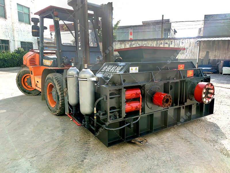 中大型全自動液壓對輥破碎機發(fā)往江蘇