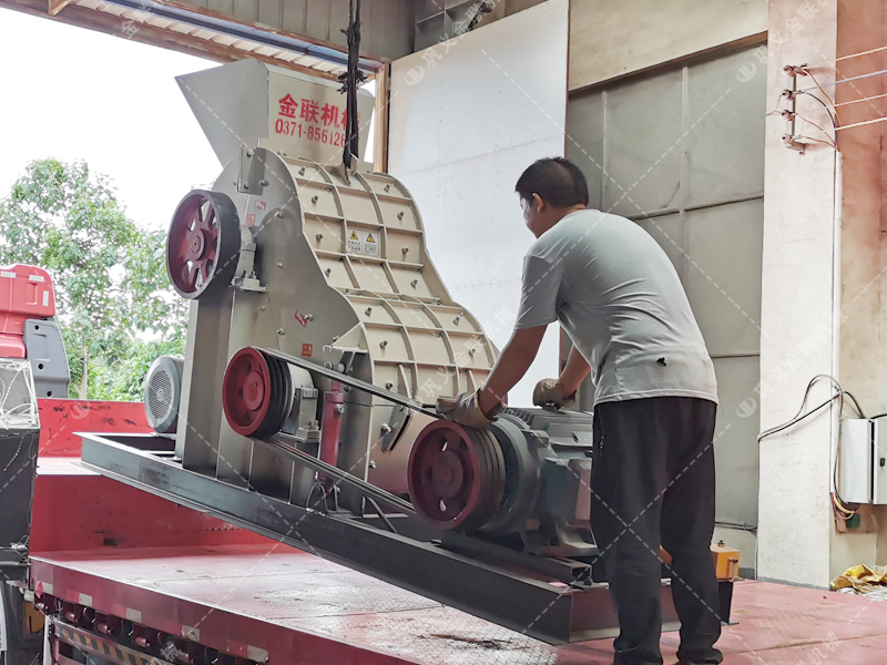 800x800中型雙級破碎機發(fā)往云南