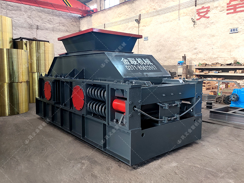 大型半自動(dòng)液壓對(duì)輥破碎機(jī)發(fā)往烏魯木齊 破碎鵝卵石