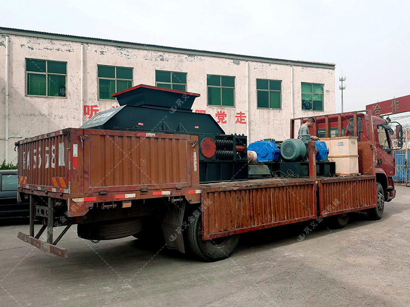 2PG1200x800大型半自動液壓對輥破碎機(jī)發(fā)往山東