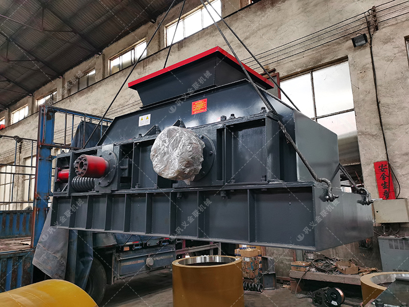 中型直連式液壓對(duì)輥制砂機(jī)發(fā)貨 發(fā)往新疆