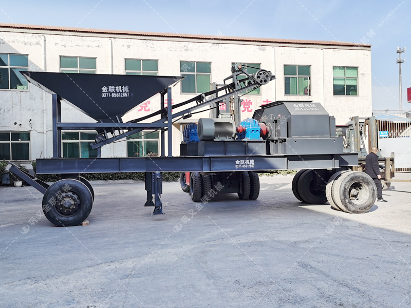 大型移動式對輥制砂機發(fā)往浙江