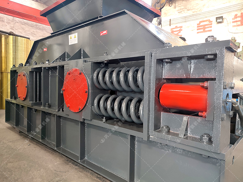 大型1200x800液壓半自動(dòng)對(duì)輥破碎機(jī)發(fā)往河南鄭州