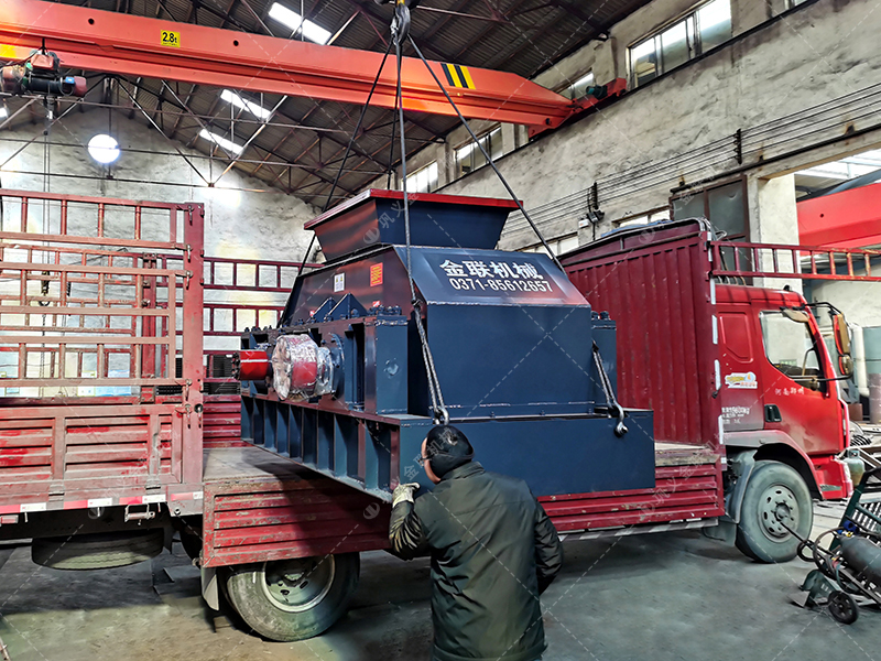 1000x700中型液壓對(duì)輥制砂機(jī)設(shè)備發(fā)往湖南