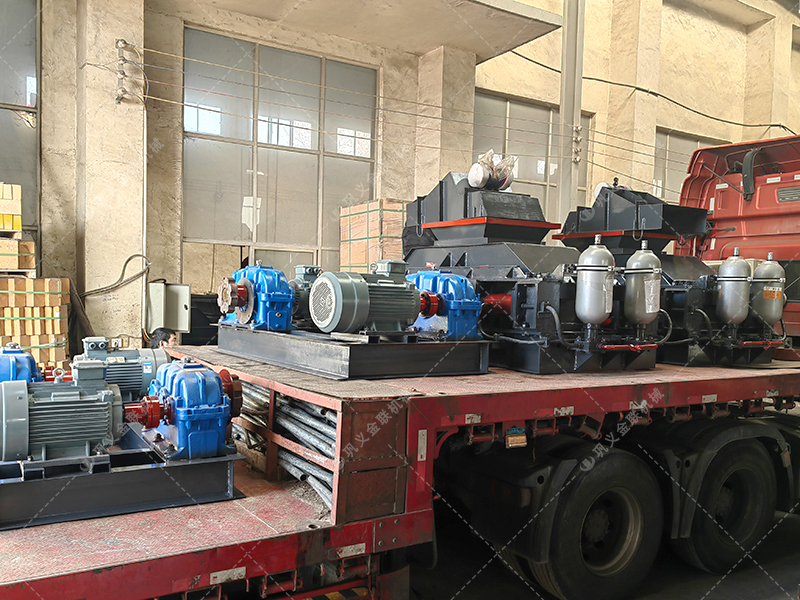 兩臺液壓對輥破碎制砂機發(fā)往湖北襄陽