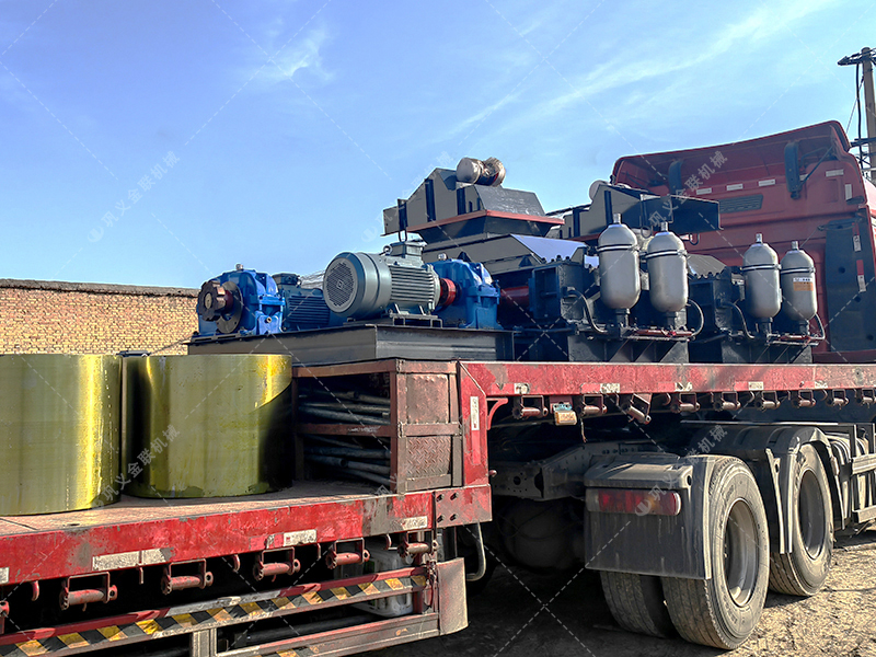 兩臺液壓對輥破碎制砂機發(fā)往湖北襄陽