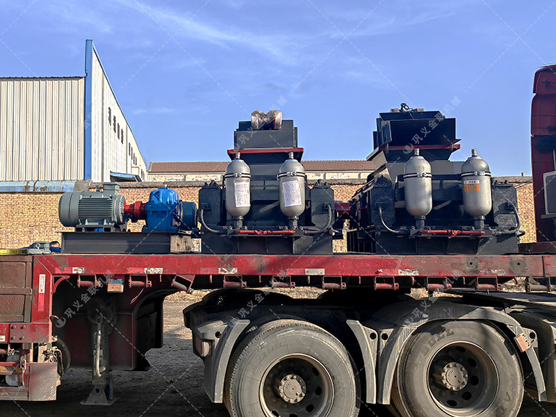 兩臺液壓對輥破碎制砂機發(fā)往湖北襄陽