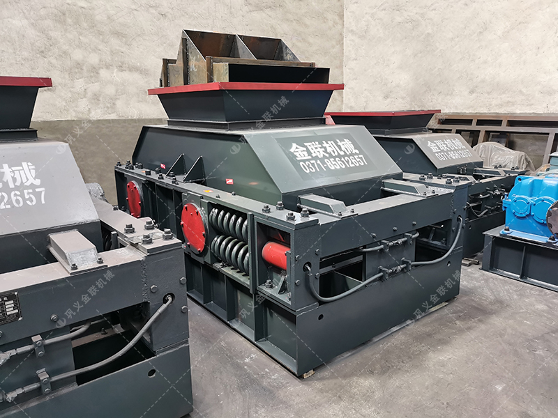 大型對(duì)輥制砂破碎機(jī)發(fā)貨圖片