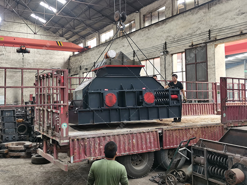 大型對輥破碎制砂機(jī)發(fā)往河北邯鄲