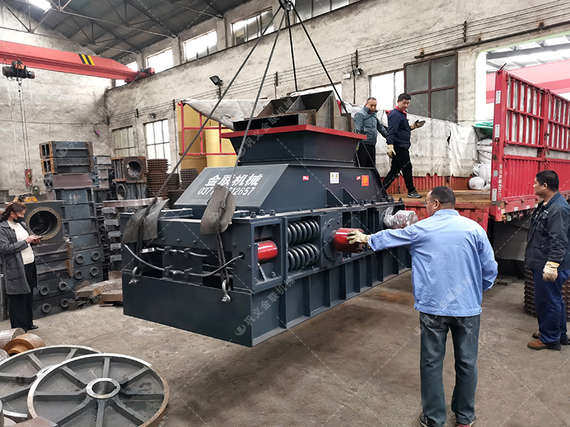 對(duì)輥制砂機(jī)發(fā)往陜西石英石制砂